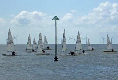 The start of the race for the London Trophy